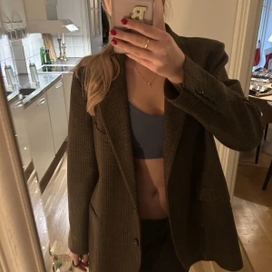 Kavaj - Säljer denna as snygga kavaj från Zara i brun/grön färg - lite tunnare i materialet  Storlek L - men känns mer som en oversized M