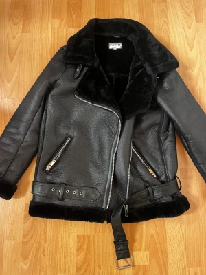Pälsig skinjacka  - Aldrig använt jackan. Den är jättefin och varm och är perfekt till hösten/ vintern. Nypris ca 800kr 