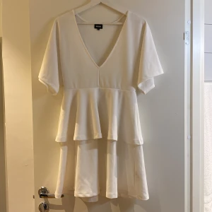 Klänning - V-ringad klänning från bubbleroom. Använd fåtal gånger 