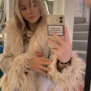 Jacka med pälsdetalj - Funderar på att sälja denna as balla jacka då den tyvärr inte kommer till användning💞Är endast använd en gång!