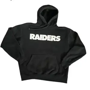 Svart NFL hoodie för lager raiders Med tryck både där bak och fram  Strlk: S men oversized Säljer pga Ingen användning  Inga märken  eller  skador🤩👍