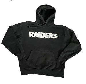 NFL hoodie - Svart NFL hoodie för lager raiders Med tryck både där bak och fram  Strlk: S men oversized Säljer pga Ingen användning  Inga märken  eller  skador🤩👍
