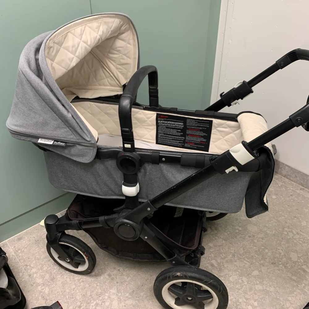Säljer nu våran underbara vagn då vi köpt en ny. Detta är ett väldigt kap! Bugaboo Buffalo . Muu.