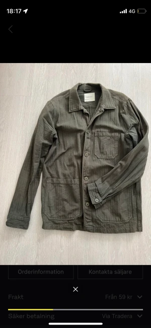 En Overshirt och en tröja  - En Overshirt och en hoodie