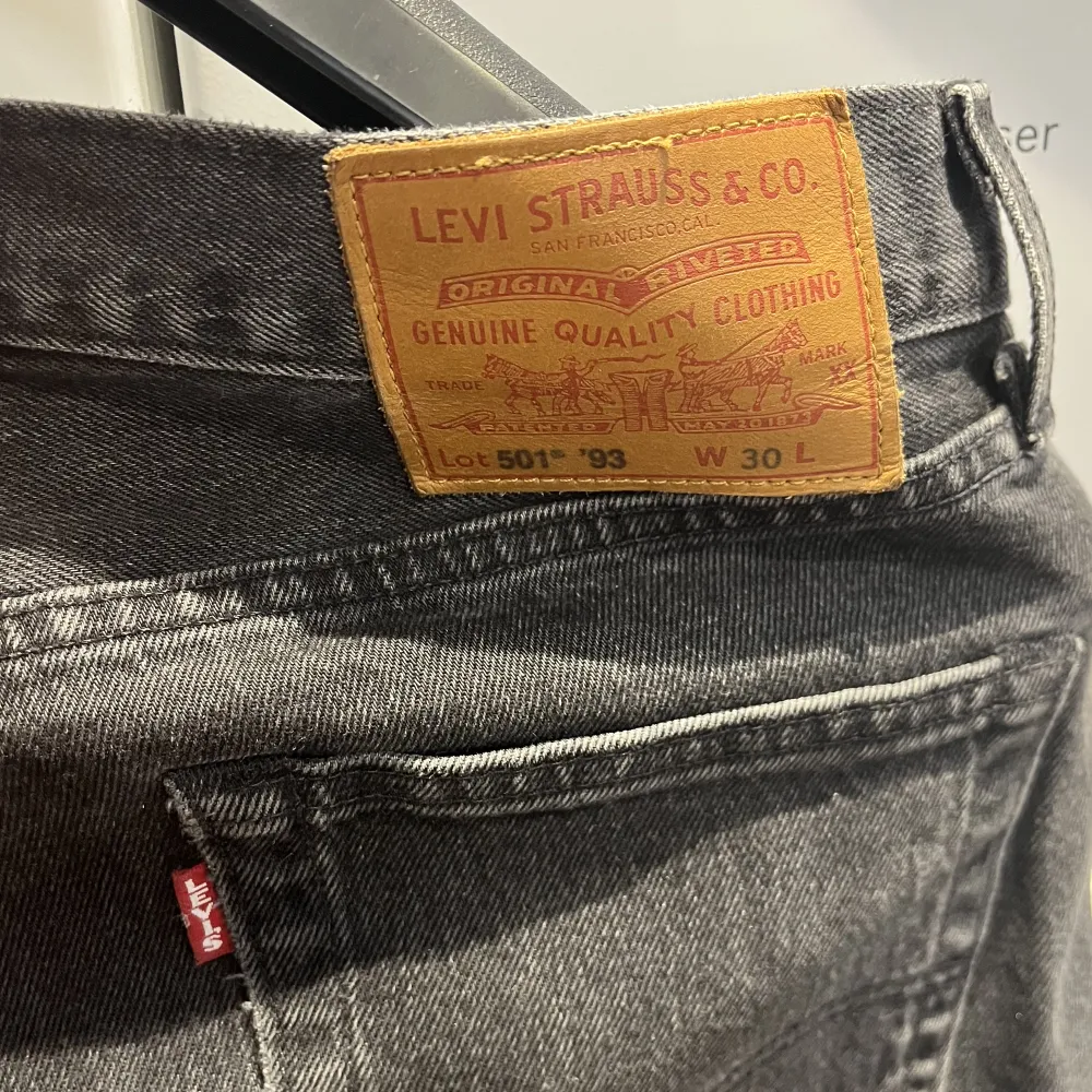 Levi’s jeans 501 storlek 30/30 bra passform Skick 8/10 Nypris 1100kr Betalning genom Swish. Jeans & Byxor.