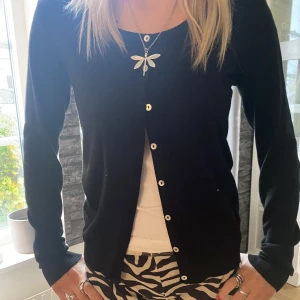 Kofta - Snygg kofta ifrån culture med snygga detaljer på armbågarna!! Köpt på zalando😍🙌