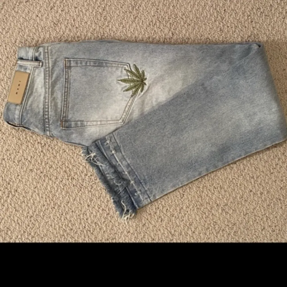 Oanvända jeans, storlek 36. Säljer de för 450kr. De är helt slutsålda överallt. Nyspris var 800kr. Skriv vid intresse för frågor eller flera bilder på dem. . Jeans & Byxor.