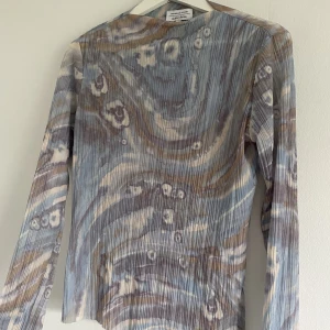 Mesh topp  - Väldigt fin mesh topp från & Other stories! Använd ett fåtal gånger  Storlek: XS  