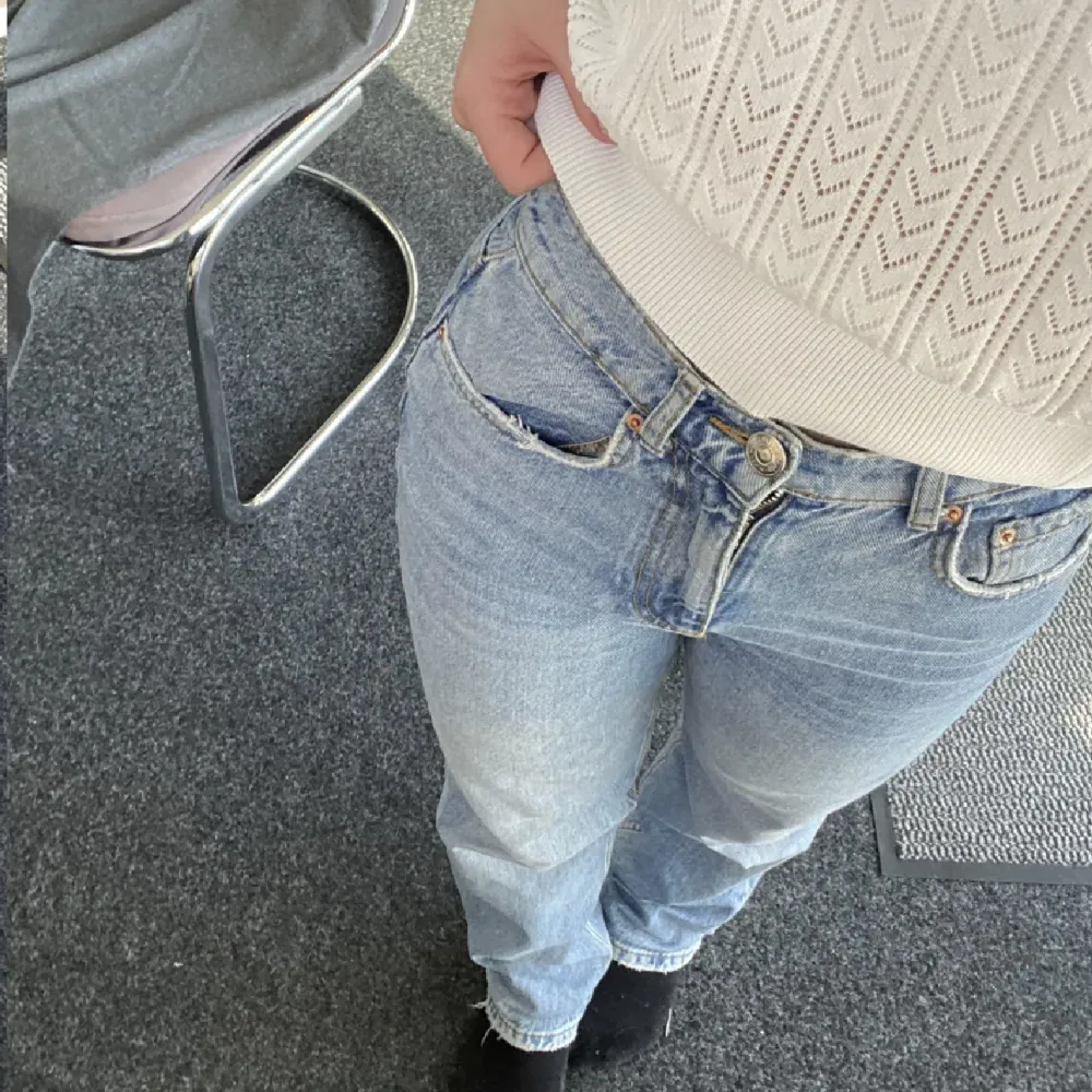 Jeans från Gina Tricot, har tagit bort fickorna själv🥰 Köpte för 600kr. Jeans & Byxor.