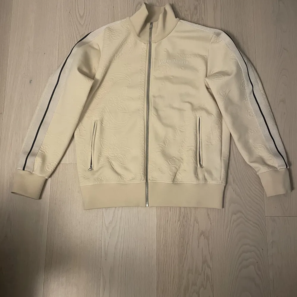 Palm Angels Embossed Bandana Track Top ’Beige’. Från F/W dropet 2021. Nypris 8000kr Går såklart att autentikera den med Certi Logo. Passar M. Skriv för minsta fråga.. Hoodies.