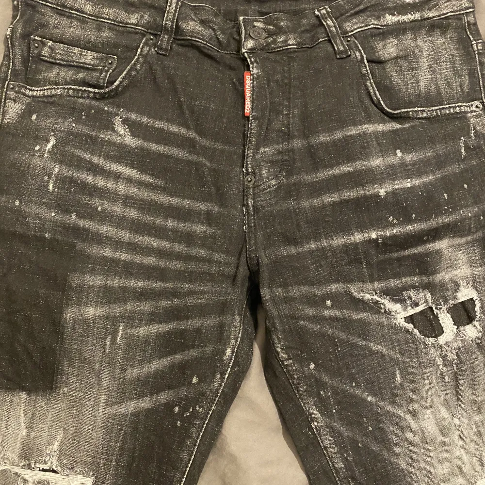 Superfina dsquared jeans shorts i väldigt bra skick säljs på grund av storlek, storlek M. Shorts.