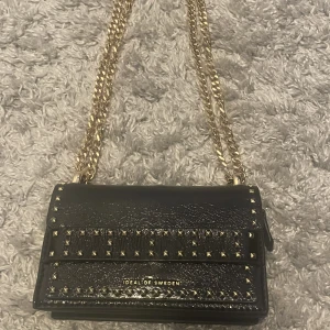 Limited ideal of Sweden väska (Väldigt bra skick ) - Snygg Limited ideal of Sweden väska (ny pris 1499kr) Justerbara band och gjort i läder liknande material och är nästan helt oanvänd, inga missfärgningar eller slitningar nästan så gott som ny! I väskan finns det 3 fickor samt korthållare dm för mer bilder