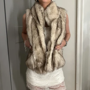 Päls väst  - Jätte mjuk päls väst. Sjukt cool och pälsen är väldigt len. Mycket bra skick. Passar storlek 34-36, XS-S.  Köparen står för frakt. 