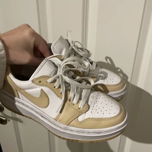 Snygga Nike skor - Snygga skor i färgen beige.  Storlek 38. Köpte för 1600kr. 