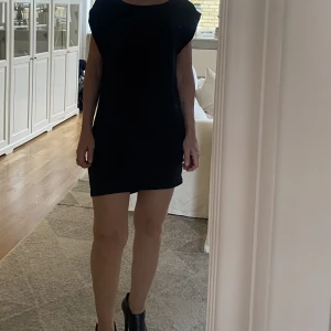 Kort svart klänning - Säljer den här mycket korta klänning från MQ. Går en bra bit över knäna på mig (162cm). Väldigt fint skick.