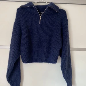 Marinblå Stickad Tröja - Säljer nu min superfina stickade tröja från Gina Tricot då den tyvärr inte längre kommer till användning🤍Den är i väldigt bra skick utan defekter. Storlek Xs men passar även S.