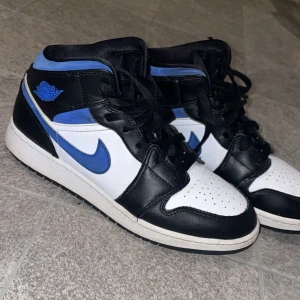 Jordans 1 mid/ byta/ sälja - Köpte på heat Sthlm för 3700, finns ute nu för ca 2000. Använda men fint skick, har alltid använt creasskydd på de. Lådan har jag kvar så postas i original lådan och crease skydden får man med på köpet. Kan tänka mig byta också