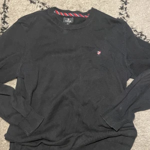 Stickad tröja  - Nu säljer jag min stickade tröja ifrån us polo assn. Den är knappt använd och är i storlek XL men sitter som L. Kontakta vid frågor💕
