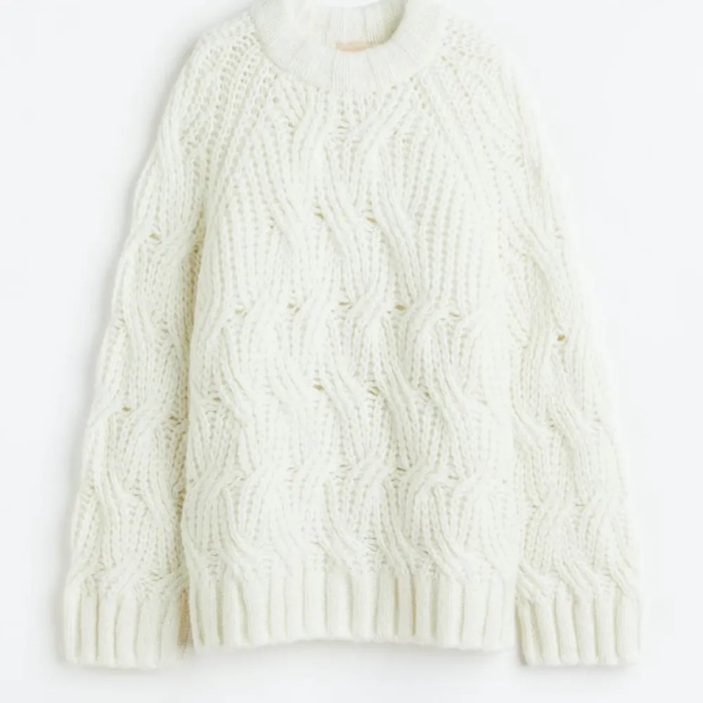 Säljer denna otroliga tröjan från H&M. I stl L som även är på bilderna, använd fåtal gånger 🩷🫶🏻. Stickat.