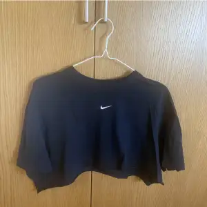 Svart croppad Nike tröja i Stl L, passar S och M snyggt oversized. Passar perfekt till gymmet😍