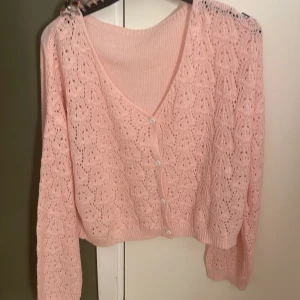 Rosa kofta - Hej! Jag säljer nu denna ursöta rosa kofta. Använd 1 gång. I bra skick. Läs min bio innan du kontaktar! 💝