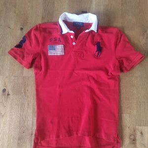 Piké Ralph Lauren - Röd Piké i fint skick. Välarbetad. Juniorstorlek M (10-12 år). 
