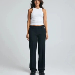 Maddie kostymbyxor  - Slutsålda Midwaist kostymbyxor från bikbok i storlek 34! använda 1 gång så i nyskick! Kom privat för egna bilder!💖