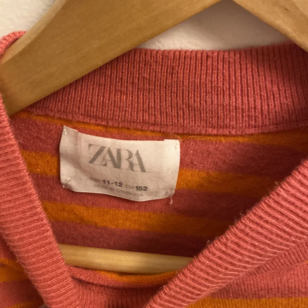 Säljer denna super fina och mjuka tröja från Zara med rosa och orangea ränder. Är för liten för mig men har använts väl och försiktig. Pris kan diskuteras, vid fler frågor skriv till mig💗. Tröjor & Koftor.