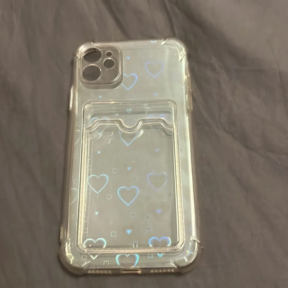 Holografisk, genomskinlig telefon skal till iphone 11 med korthållare, om man ej villar de glittrande hjärtan så kan man ta bort de hur enkelt som helst!❤️. Accessoarer.