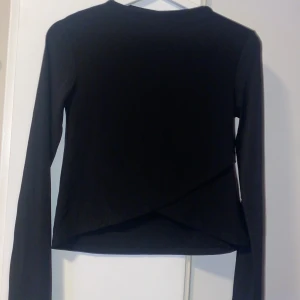 Svart långärmad  - En snygg långärmad från lager 157! Aldrig använd då den är lite för liten🤍. 