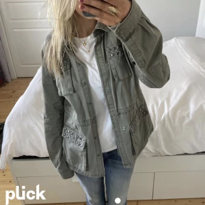 Jacka - Säljer supersöt jacka med nitar som jag köpt här på plick. Inga defekter och oanvänd av mig. Hör gärna av dig vid frågor! 