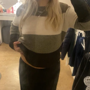 Stickad tröja - Jätte skön o fin stickad tröja, använd ett fåtal gånger så nästan i ny skick 