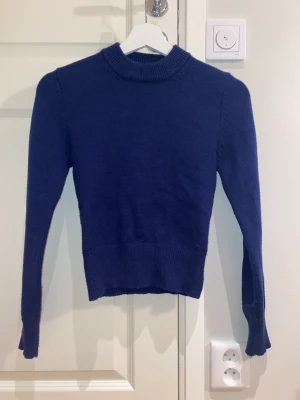 Stickad tröja - En blå stickad tröja från zara. Tröjan sitter tajt och är ganska liten i storleken, den passar mig som har storlek xs i vanliga fall. Köparen står för frakten! Kontakta för mer info och bilder😊