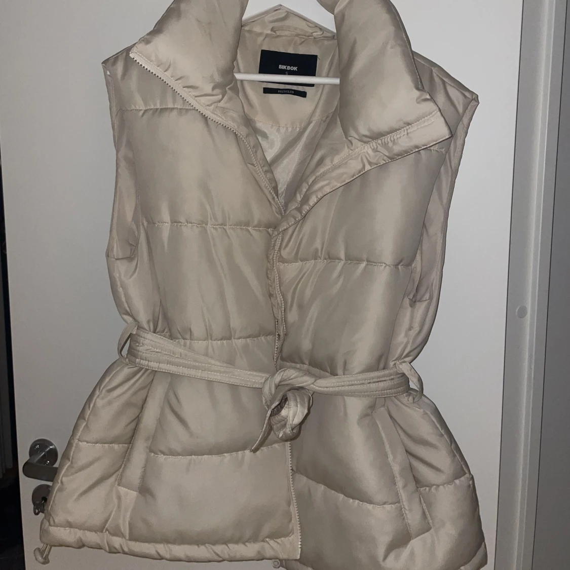 Vit väst Bikbok - 90