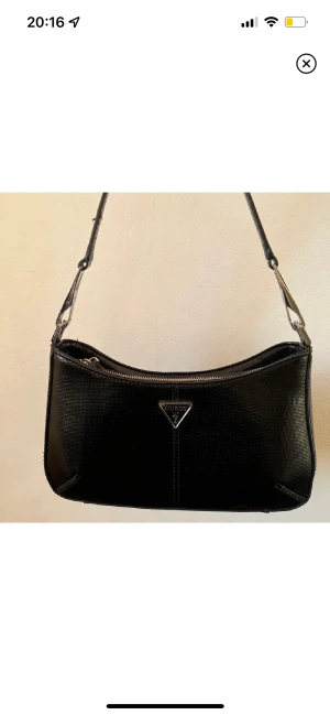 Guess väska - Säljer min guessväska som är använd någon enstaka gång.