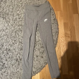 Nike - Nike byxor Xl i barn storlek skulle säga att de motsvarar Xs/s