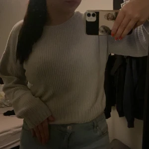 Vit stickad tröja - En vit stickad tröja, väldigt mjukt material, storlek M💓