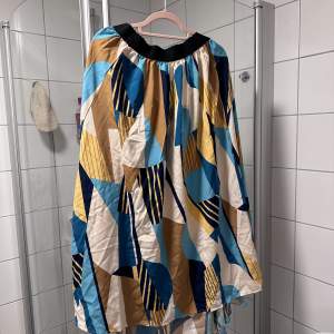 Kjol geometrisk mönster   Midi   Polyester   Fint skick  Storlek 52-54, elastisk