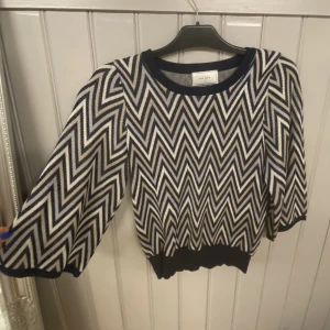 Neo noir tröja NY - Helt ny oanvänd endast testad men ej min stil Storleken S