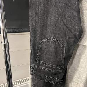 Jeans från weekday i modellen arrow Low. Storlek 26/30, skriv vid intresse