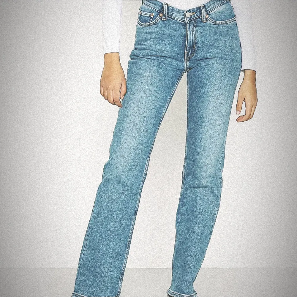 Skit snygga jeans från weekday som tyvärr inte kommer till användning, använda Max 5 ggr så är fortfarande i fint skick! Hör av er vid frågor 💖. Jeans & Byxor.