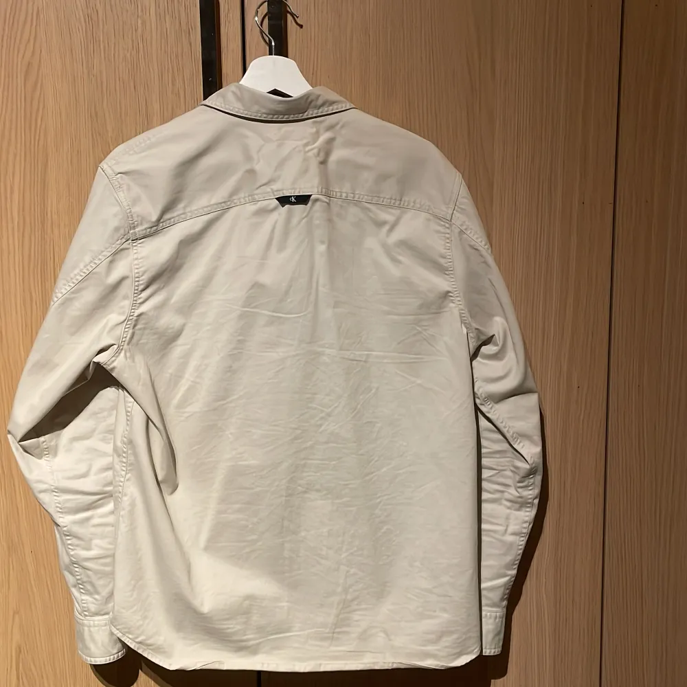 Hej! Säljer nu min Calvin Klein overshirt efter som att jag inte använder den längre! Den är använd ett fåtal gånger och den är i fint skick inga fläckar eller skador på den! Det är storlek M men passar även L hör av er vid funderingar  mvh Oliver . Skjortor.