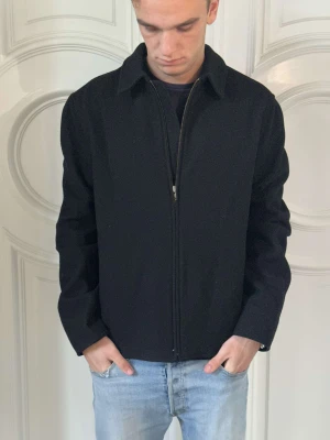 Ull jacka  - Ull jacka från Old navy. Väldigt bra kvalitet och väldigt varm. Jackan är i storlek L och modellen är 182cm. Köp på våran instagram Adude_uf!