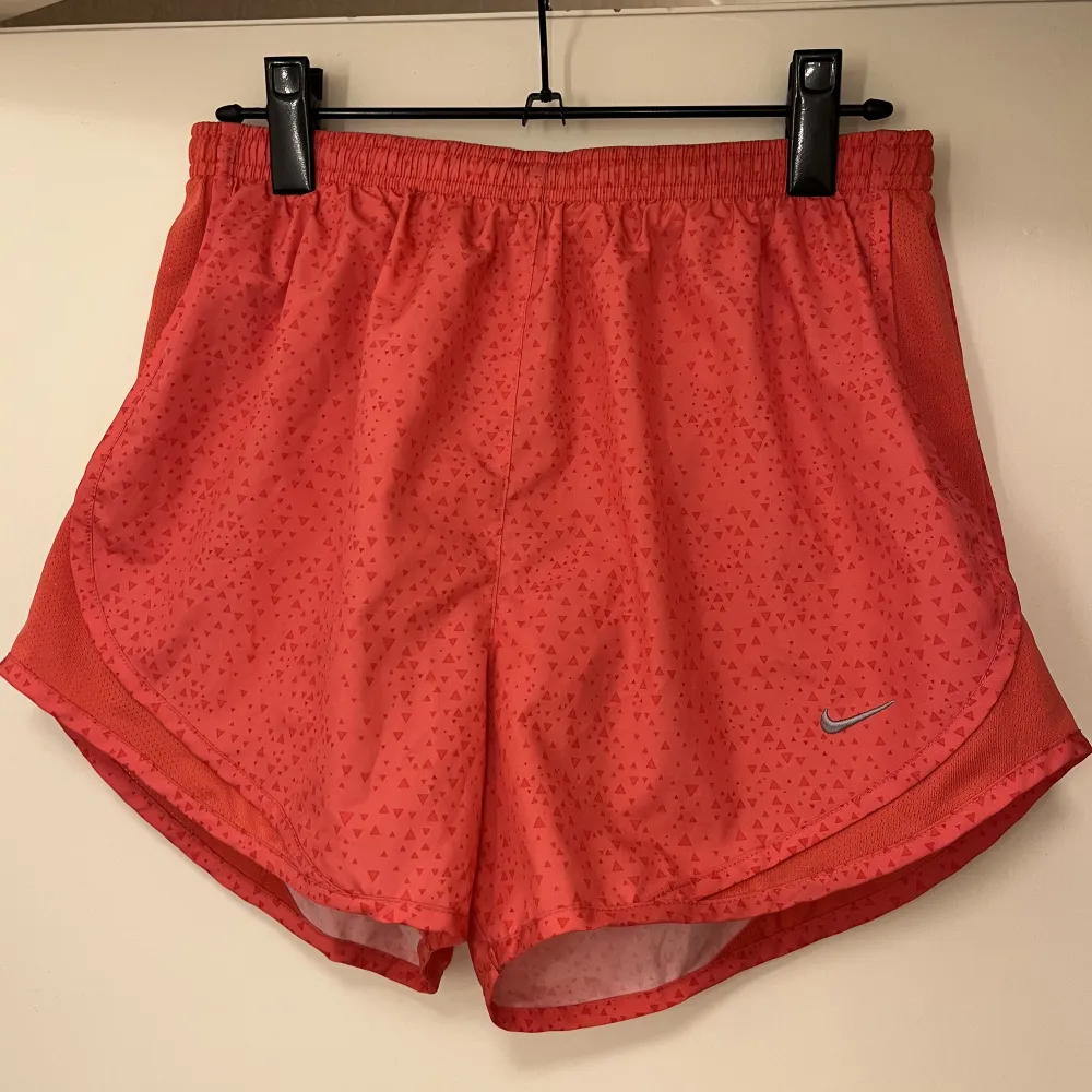 Rosa tränings shorts från Nike. Snörning i midjan. Jättesköna. Funkar även som badbyxor då de har en trosa inuti.. Shorts.