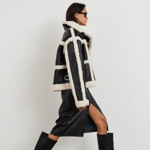 Sherling jacket Gina tricot - BILD 1 lånad! Aldrig använd, prislappen är kvar. Oversized i modellen. Inga defekter eller fläckar. Super cool! 