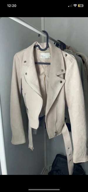Jacka nelly - Jacka från nelly oanvänd i storlek 34 beige