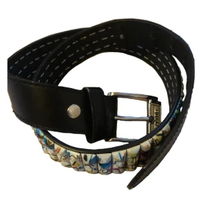 Nitbälte  - Nitbälte med coolt mönster :) passar de flesta då det är ganska långt, har gjort 2 extra hål längst in (bild 3) vissa nitar är lite skavda men inget som direkt syns 