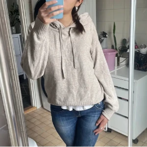 Stickad hoodie - Säljer denna populära hoodie från GAP! Jätte skön o mjuk. Använd ca 2 gånger, inga defekter. Köpt för 500kr, säljer för 400. (Första bilden är lånad, de två andra är mina egna bilder)
