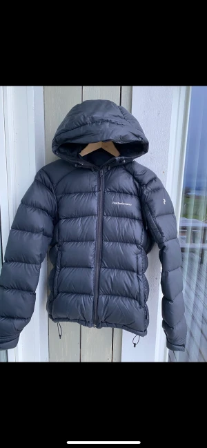 Peak Performance Jacka - Jag säljer nu min jacka som inte kommer till användning längre på grund av att jag har köpt en ny. Den är i storlek S och, den är i bra skick och knappt använd men den har ett jätte litet hål på undersidan av handleden men det är ingenting man tänker på🩷