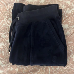 Juicy - Säljer dessa juicy couture byxor i färgen marinblå, storlek Xs. Använt ett antal gånger och fortfarande bra skick men litet hål vid sömmen längst ner på byxorna💙